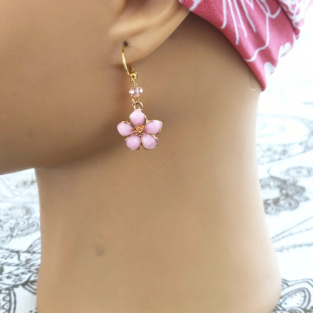 New 2 pairs of pink earrings.